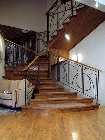 Какие качества присущи лестницам, выполненным в стиле модерн?